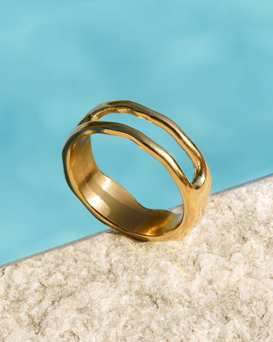 Flowing Gap Ring Gold