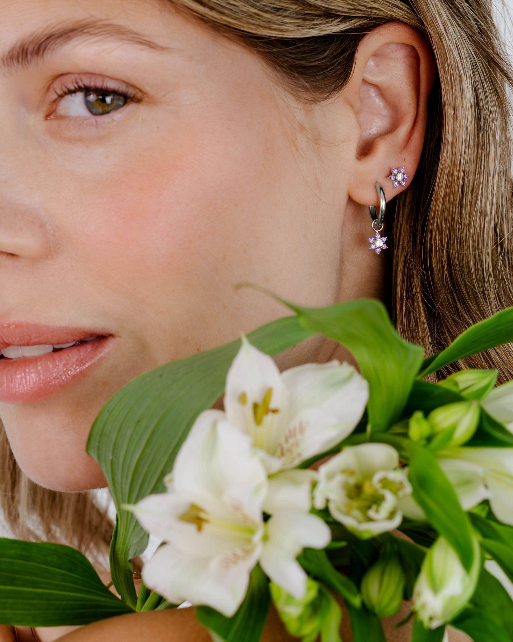 Sparkling Purple Petal Studs Silber