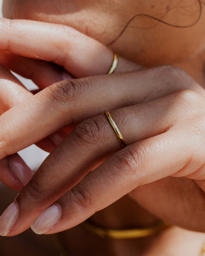 Fine Line Ring Gold