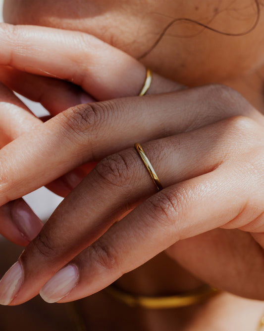 Fine Line Ring Gold