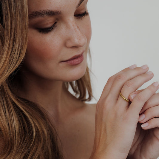 Endless Twist Ring Gold
