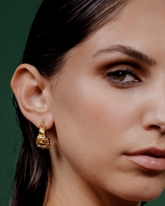 Crinkled Hoop Studs Gold