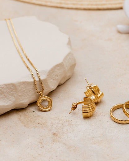 Coastal Charm Necklace Gold