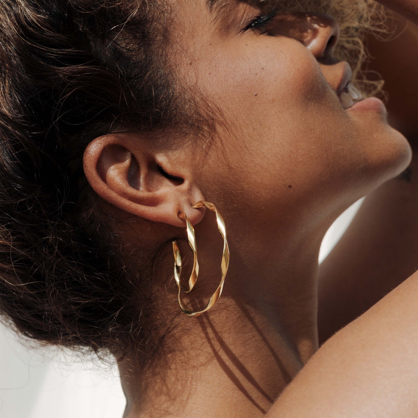 Sahira Hoop Studs Medium Gold