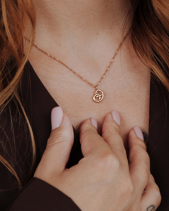 Bedazzle my Pretzel Necklace Roségold