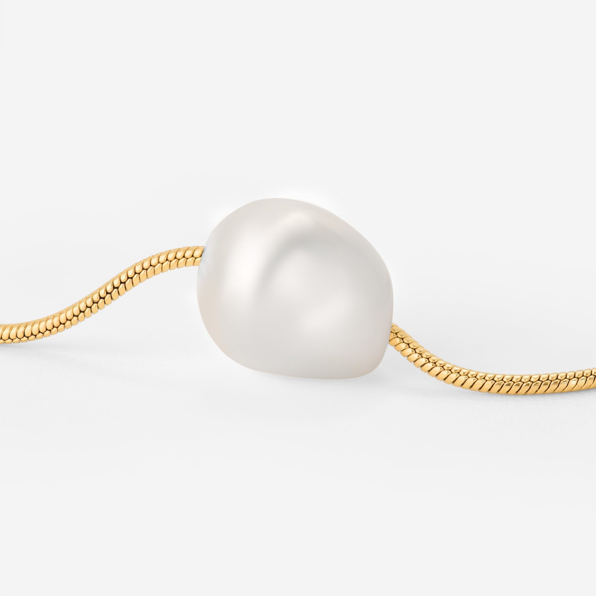 Minimalist Pearl Choker Gold