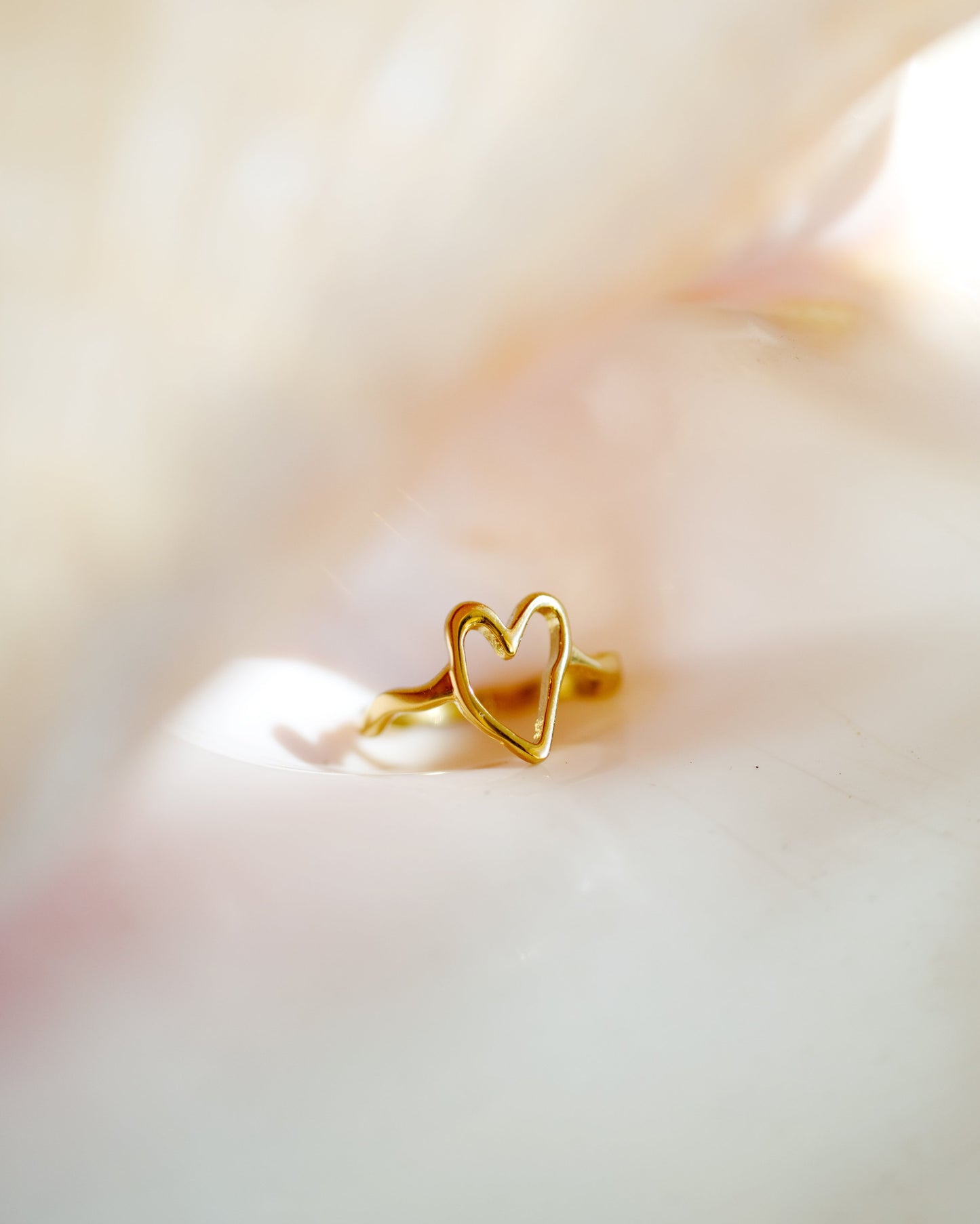 Flowy Heart Ring Gold