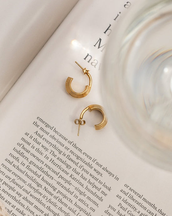 Winding Hoop Studs Gold