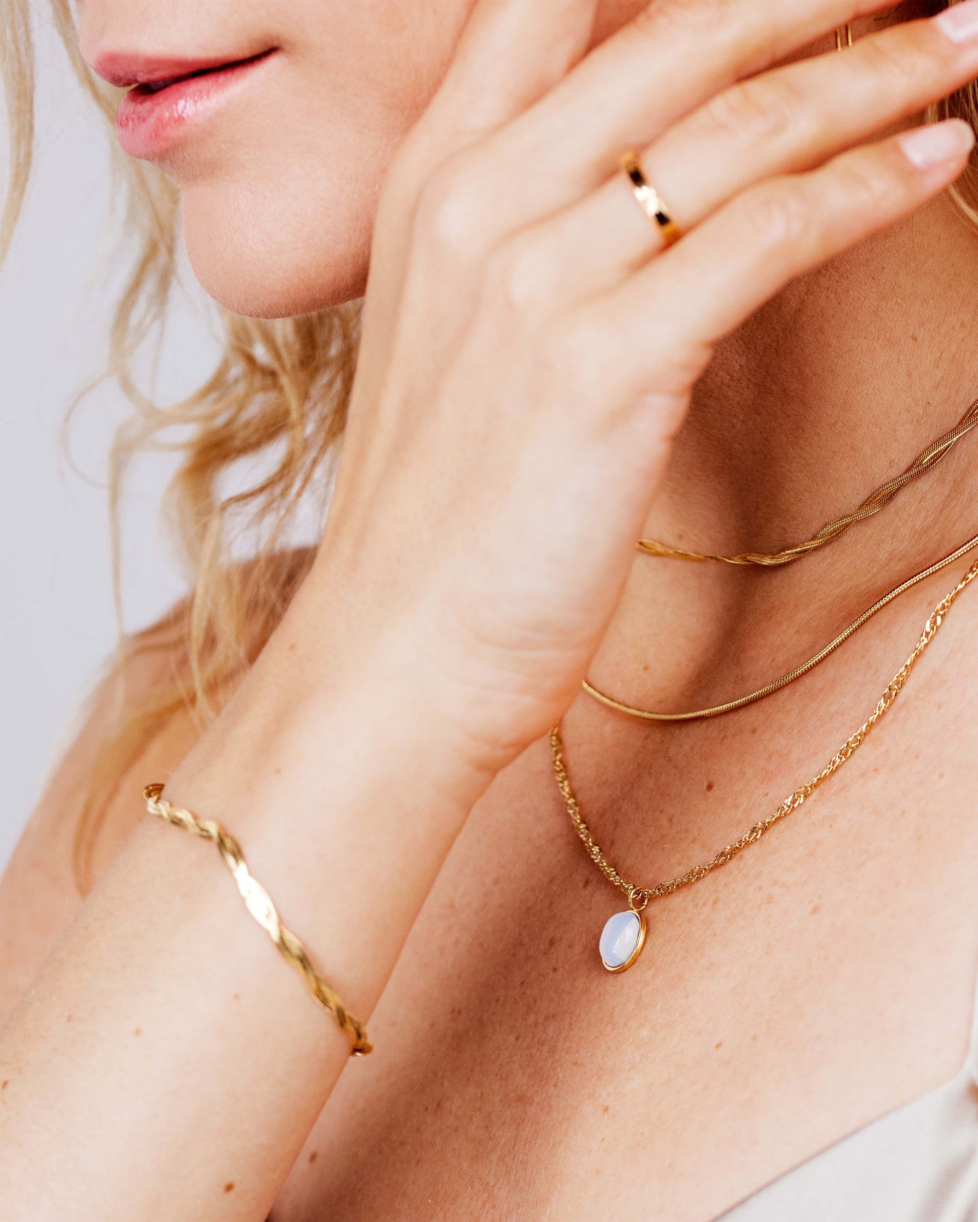 Oval Pendant Necklace Gold