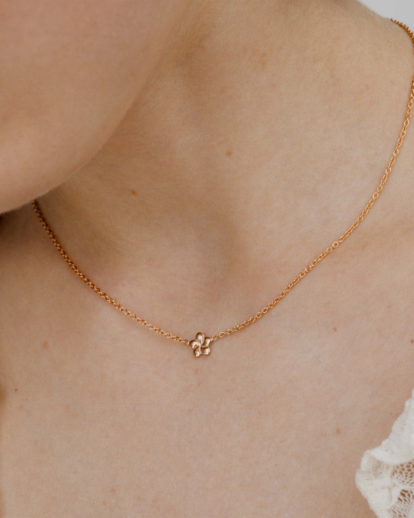 [[Farbe:Roségold,Tragebild]]