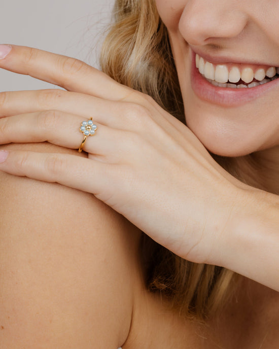 Forever Blue Daisy Ring Gold