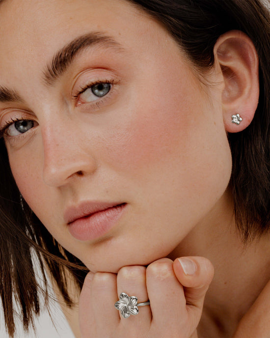 Floral Glow Studs Silber