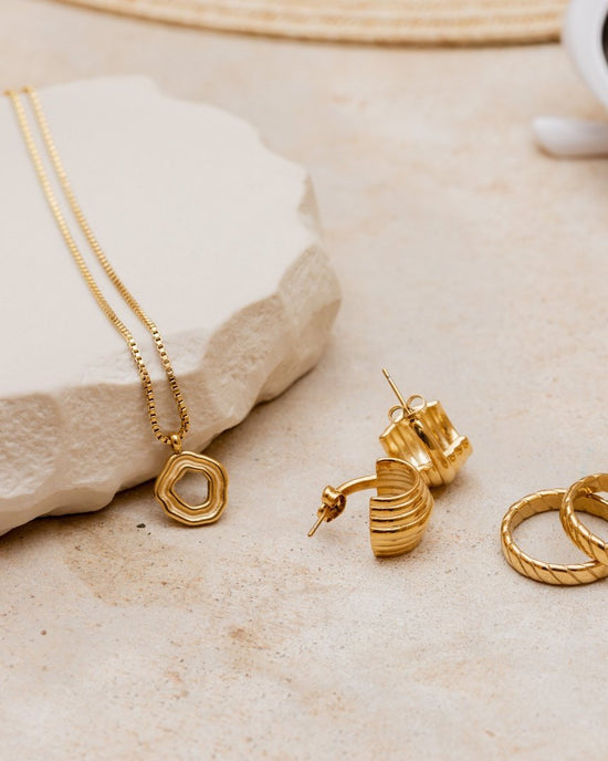 Winding Hoop Studs Gold