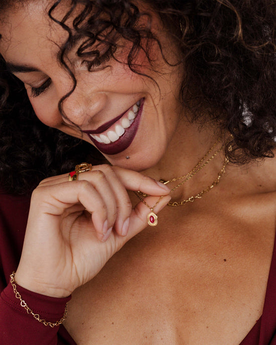 Scarlet Treasure Necklace Gold