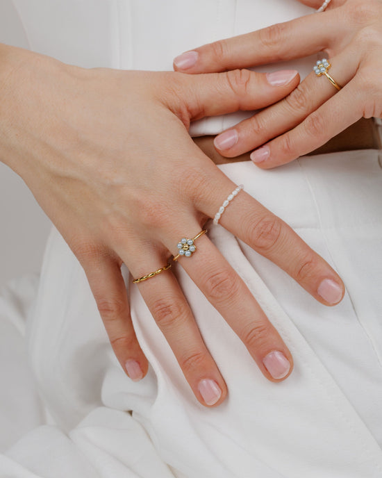 Forever Blue Daisy Ring Gold