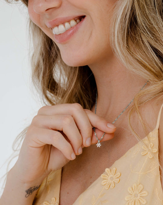 Sparkling White Petal Necklace Silber
