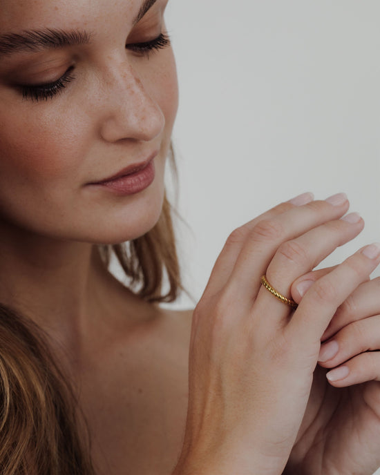 Endless Twist Ring Gold