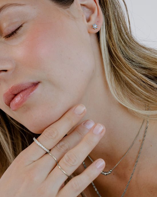 Sparkling Blue Petal Studs Silber
