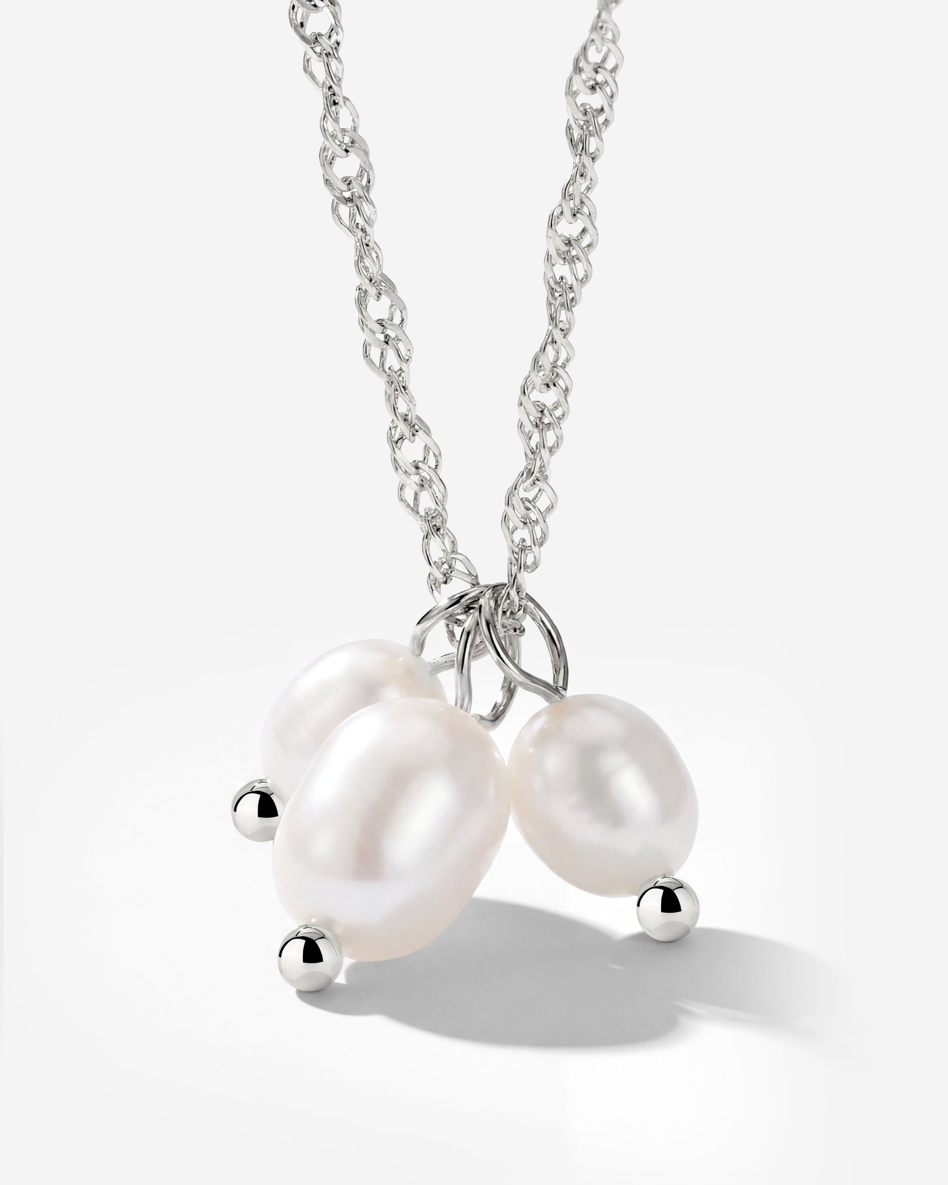 Tres Perlas Necklace
