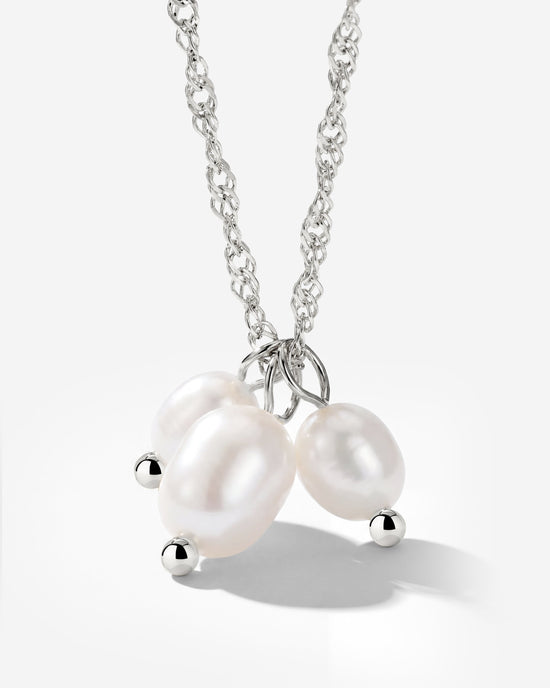 Tres Perlas Necklace