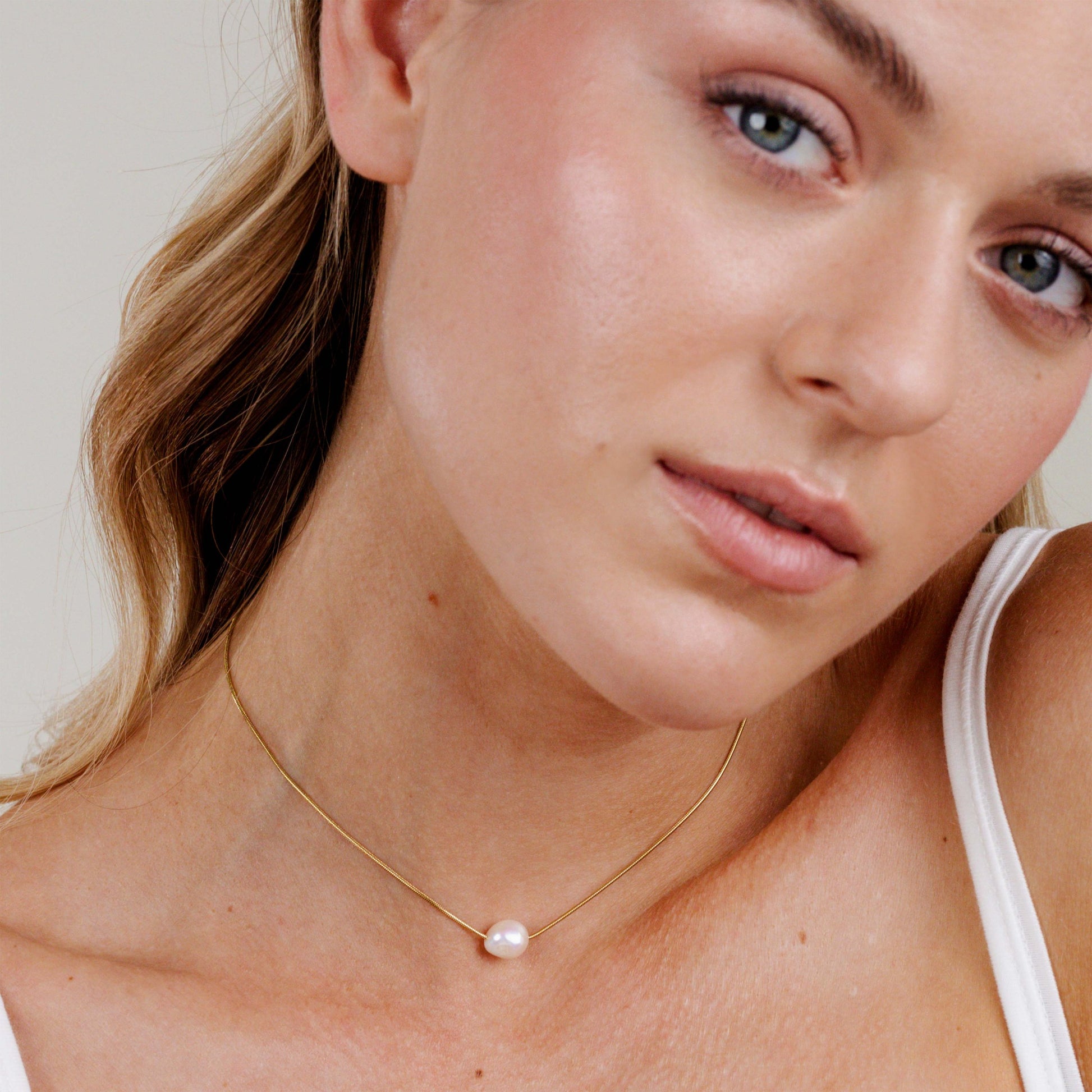 Minimalist Pearl Choker Gold