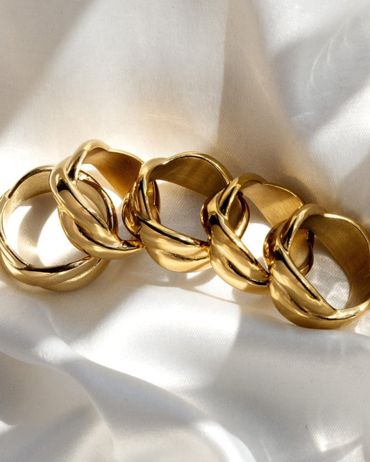 Female DNA Ring Gold