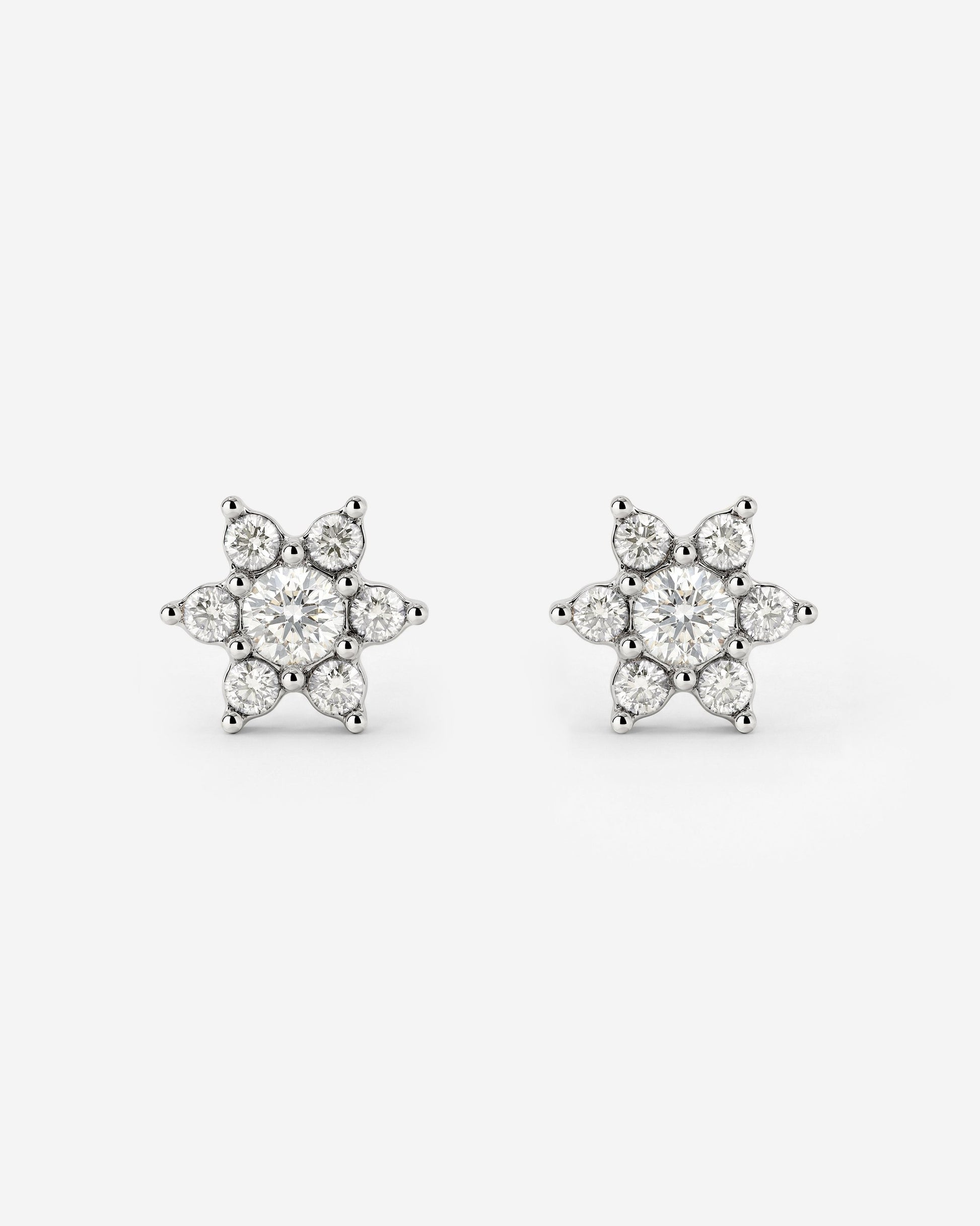 Sparkling White Petal Studs Silber