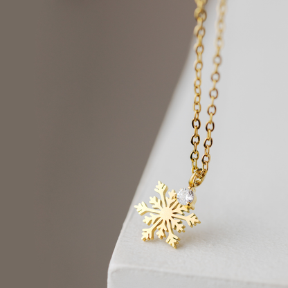 Sparkling Snowflake Necklace Gold