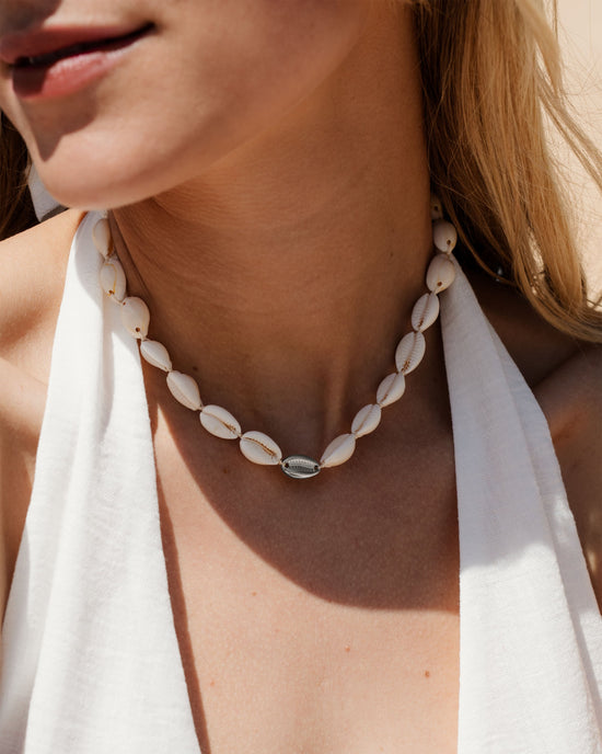 One in a Shell Choker Silber