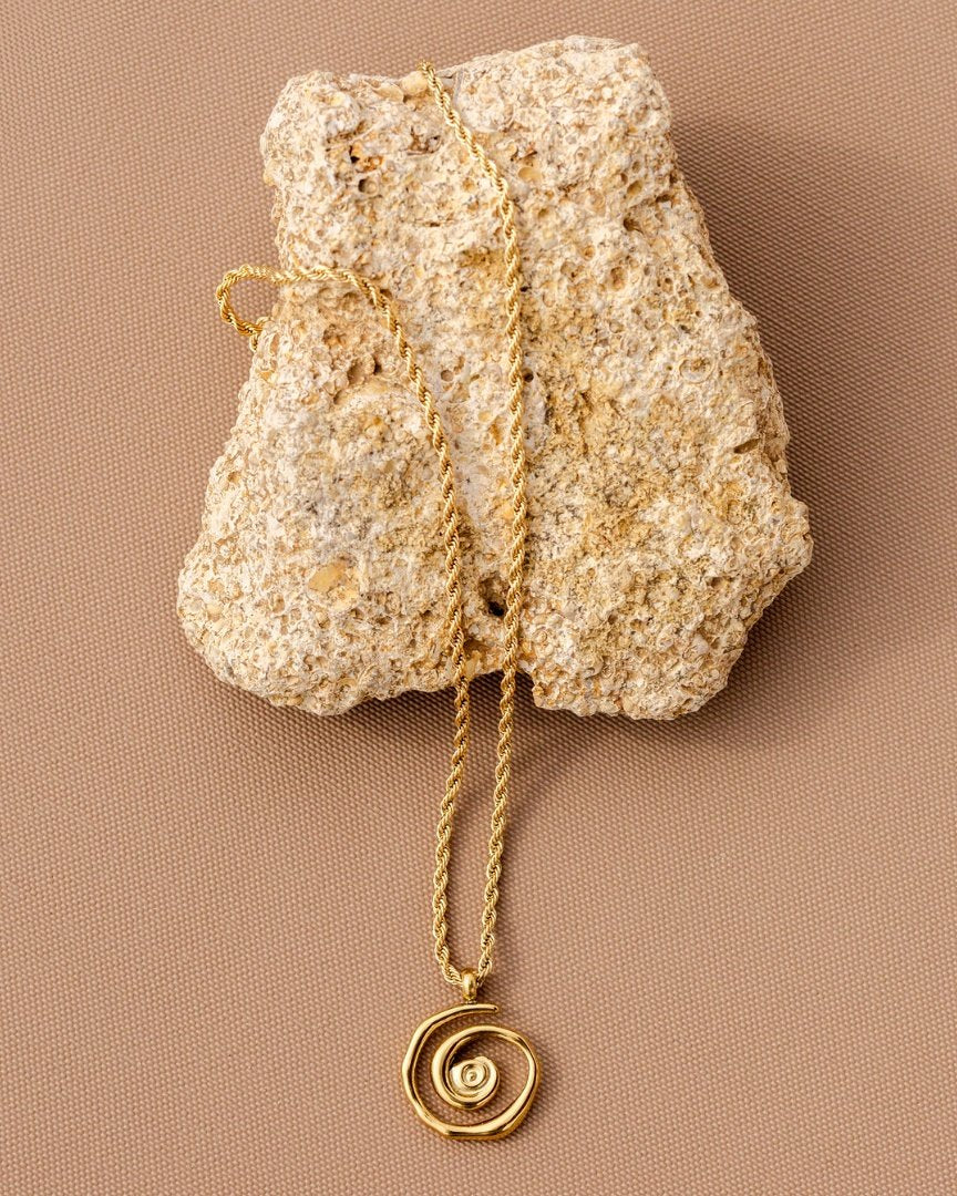 Sweet Swirl Necklace Gold