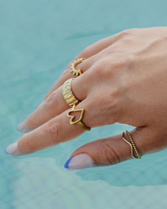 Flowy Heart Ring Gold