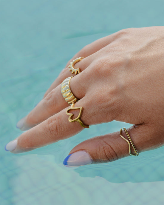 Flowy Heart Ring Gold