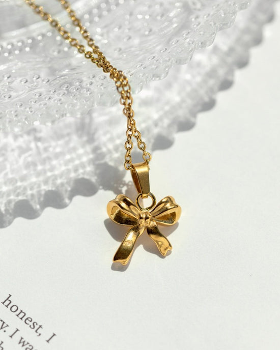 Pretty Ribbon Necklace Gold