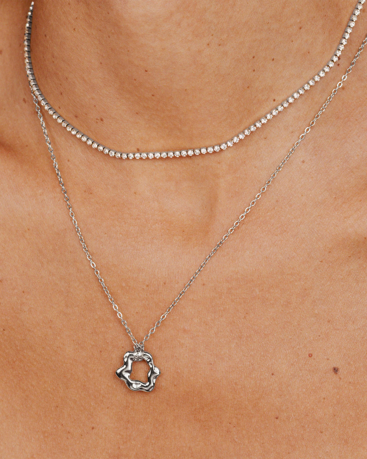 [[Farbe:Silber,shopthelook]]
