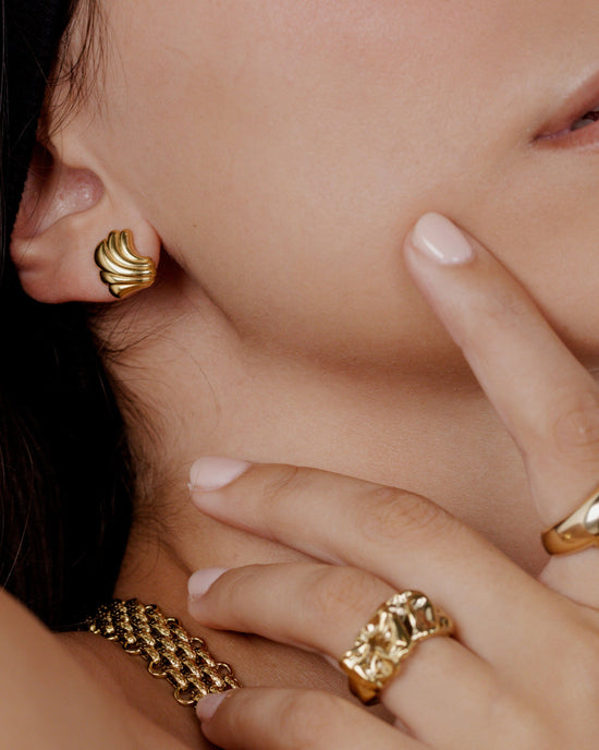 Simple Wave Studs Gold