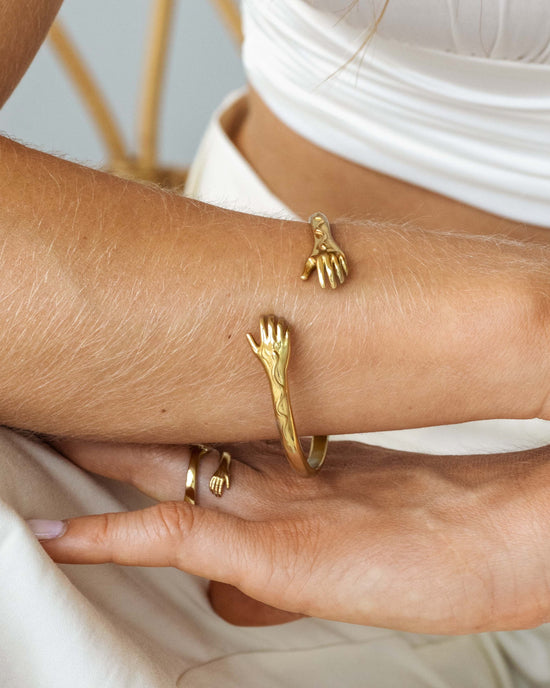 Love Lisa Hug Bangle Gold