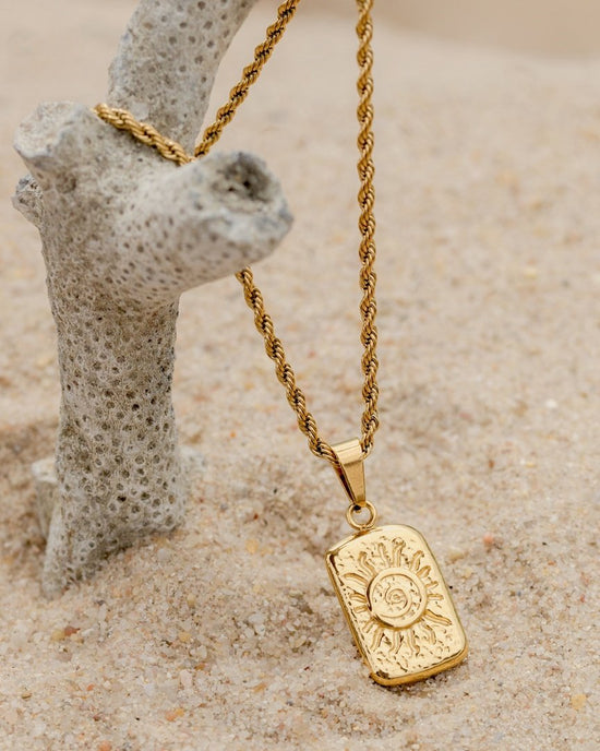 Sun Lover Pendant Necklace Gold