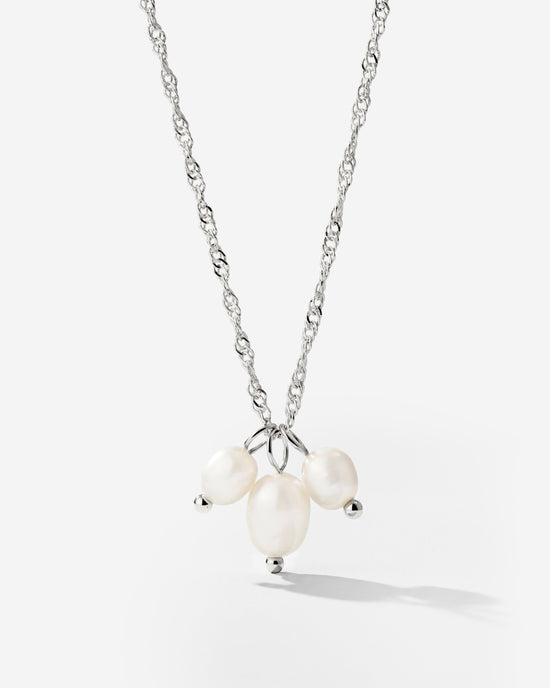 Tres Perlas Necklace