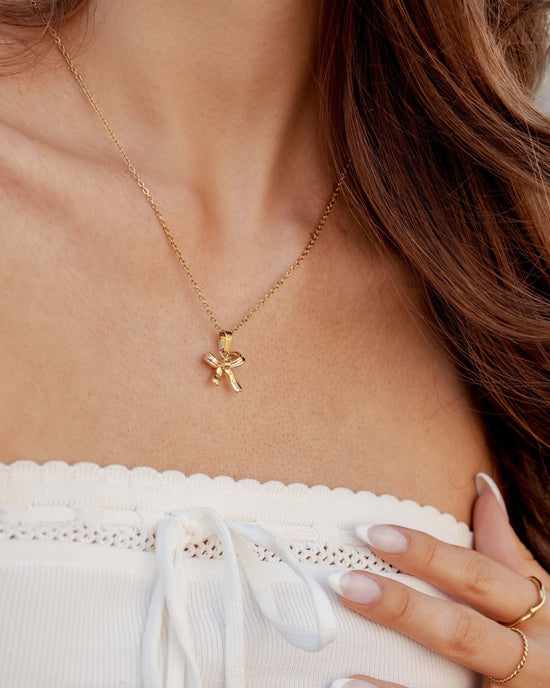 Pretty Ribbon Necklace Gold