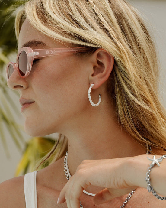 Puka Shell Hoop Studs Silber