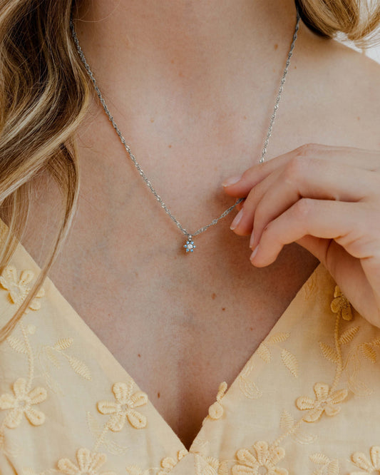 Sparkling Blue Petal Necklace Silber