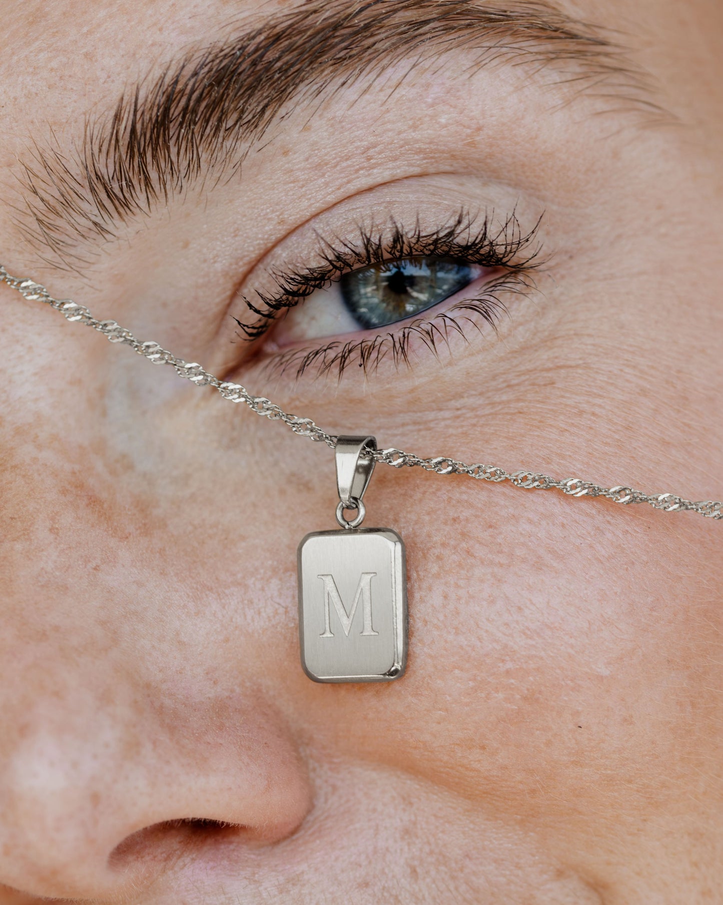 [[Farbe:Silber,Tragebild]]