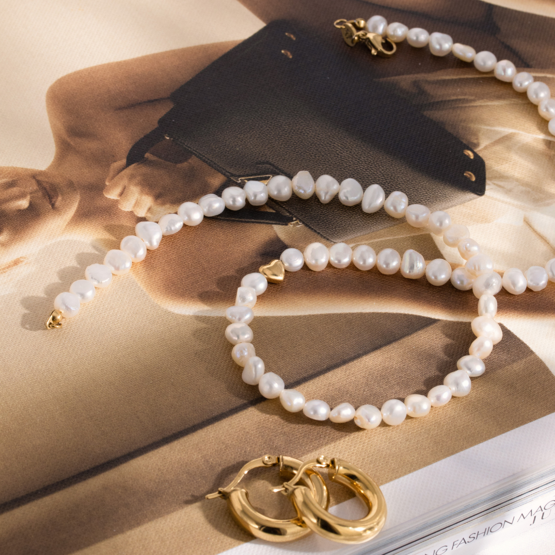 Retro Love Pearl Necklace Gold